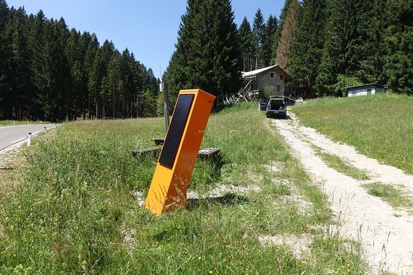 Pogled na SOS Točko s sončnim panelom po vsej višini ohišja